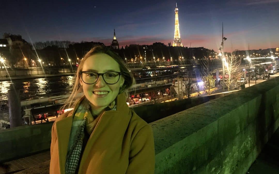 Sarah Rosner in front of the Eiffel Tower